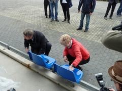 Oberbürgermeisterin und Minister montieren die ersten neuen Sitzschalen. Oberbürgermeisterin und Minister montieren die ersten neuen Sitzschalen.