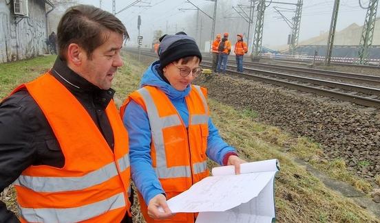 Steffen Scheller ließ sich von Eileen Heusler vom Landesbetrieb Straßenwesen die Montage der Träger und Halbfertigteilplatten erklären.