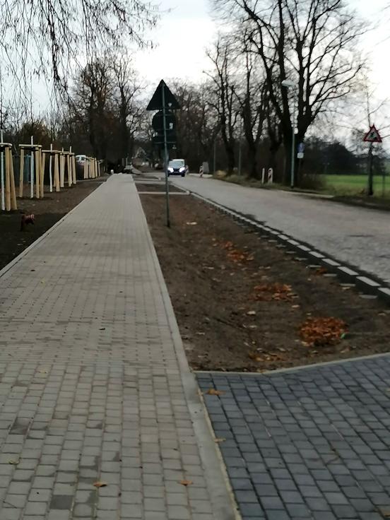 Blick auf den neuen Gehweg an der Potsdamer Landstraße.