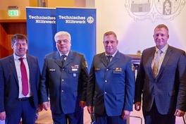 Oberbürgermeister Steffen Scheller und Beigeordneter Thomas Barz mit dem THW-Ortsbeauftragten Matthias Hille (2. von rechts) und seinem Stellvertreter.