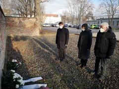 Kranzniederlegung von Oberbürgermeister Steffen Scheller, Dr. Silvia de Pasquale, Walter Paaschen (v.l.n.r.)