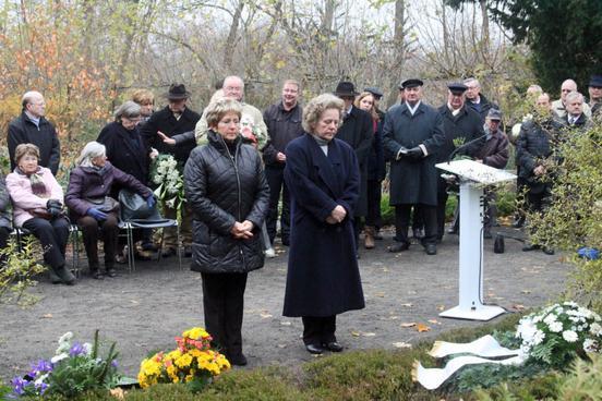 Oberbürgermeisterin Dr. Dietlind Tiemann und SVV-Vorsitzende Dr. Lieselotte Martius legen einen Kranz am Gedenkstein für die Vertriebenen nieder