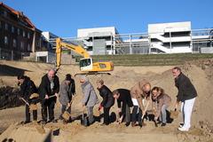 1. Spatenstich von Gabriele Wolter, Geschäftsführerin der Städtische Klinikum BrandenburgGmbH, Oberbürgermeisterin Dr. Dietlind Tiemann und Vertreter der Medizinischen Hochschule Brandenburg