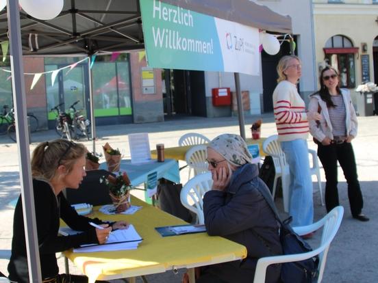 An einem der Aktionsstände auf dem Neustädtischen Markt unterhält sich eine ältere Frau mit einer jüngeren.