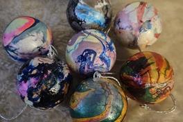 Kunstvolle Weihnachtskugeln.