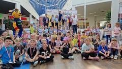 Gruppenbild aller Teilnehmenden der Klassenstufe eins.