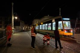 Škoda-Straßenbahn auf nächtlicher Testfahrt an der Jahrtausendbrücke.