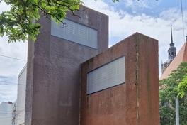 Die 2005 aufgestellte City-Uhr verschwindet am 4. Juli 2024 für ein Weilchen, wird aufgearbeitet und funktionstüchtig gemacht.