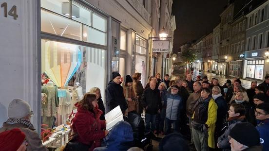 Ein weiterer Gedenkort: die Hauptstraße 14, in der bis ?? die jüdischen Familie Nathanson ein Wäschegeschäft führte.