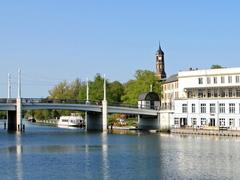 Jahrtausendbrücke Sicht auf die Brücke schräg von der Promenade