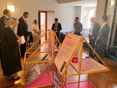 Projektleiterin Brigitte Tovborg Jensen und Oberbürgermeister Steffen Scheller (Mitte) stellen der dänischen Delegation die Ausstellung vor.