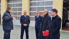 Oberbürgermeister Steffen Scheller, Staatssekretär Dr. Markus Grünewald und Landesbranddirektor Michael Koch (von rechts) ließen sich an der Feuerwache der Stadt Brandenburg das neue Fahrzeug vorstellen.