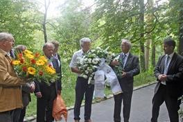 Kränze am Grab des Ehrenbürgers Vicco von Bülow niedergelegt