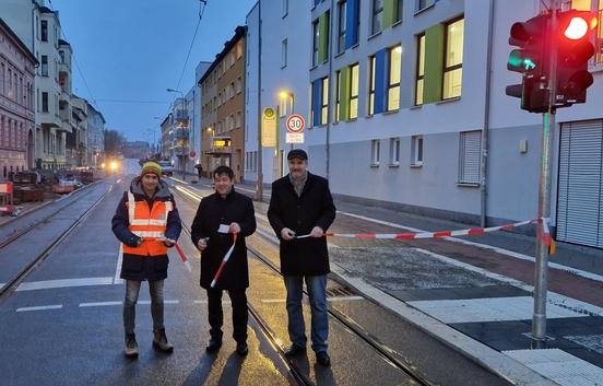 Planer Jan Michel, Oberbürgemeister Steffen Scheller und VBBr-Geschäftsführer Jörg Vogler haben am Montagmorgen die Bauhofstraße freigegeben.