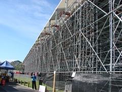 Imposante Tribünenkonstruktion.