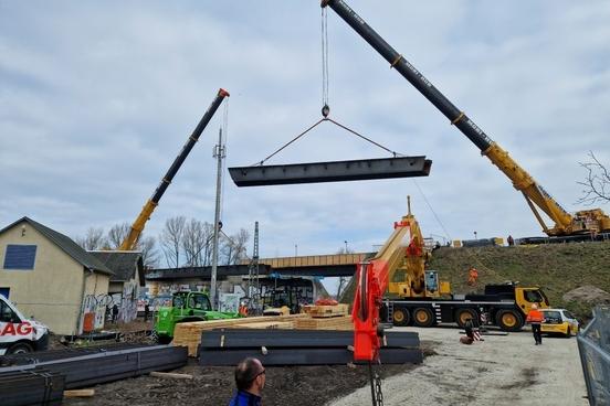 Rund zehn Monate nach Ausheben des alten Brückenüberbaus (9. März) soll der neue Überbau eingehoben werden.