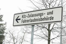 Hinweisschild der Kfz-Zulassungs- und Fahrerlaubnisbehörde