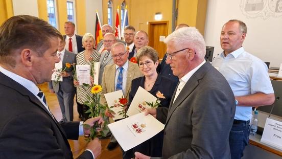 Blumen und Urkunde gab es auch für den Stadtverordnetenvorsteher Walter Paaschen.