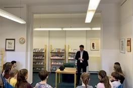 Der Oberbürgermeister begrüßt die Kinder, die Jury und die Eltern.