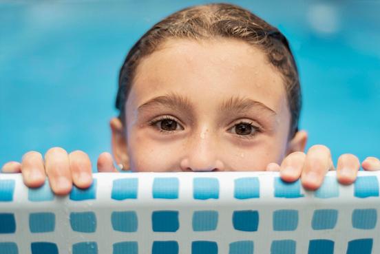 schwimmendes Kind im Wasser