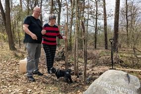 Familie Birgit und Rolf Parnitzke neben dem eingepflanzenten Baum