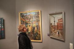 Oberbürgermeisterin Dr. Dietlind Tiemann betrachtet die alten Stadtansichten.