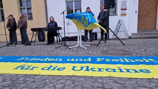 Singend und redend "für Frieden und Freiheit für die Ukraine".