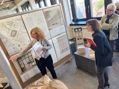 Jurymitglieder bei der Beurteilung der Arbeiten