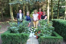 Kränze am Grab des Ehrenbürgers niedergelegt