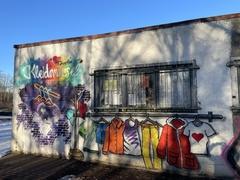 Eingangsbereich der Kleiderursel mit künstlerischer Grafittigestaltung