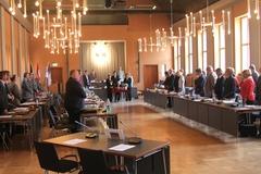 Marga Goren-Gothelf beim Eintrag in das "Goldene Buch der Stadt Brandenburg an der Havel" während der Stadtverordnetenversammlung am 28. April 2010.