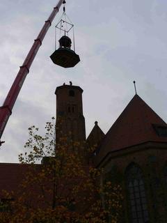 Turmhaube auf den wieder aufgemauerten Glockenturm der St. Paulikirche gesetzt