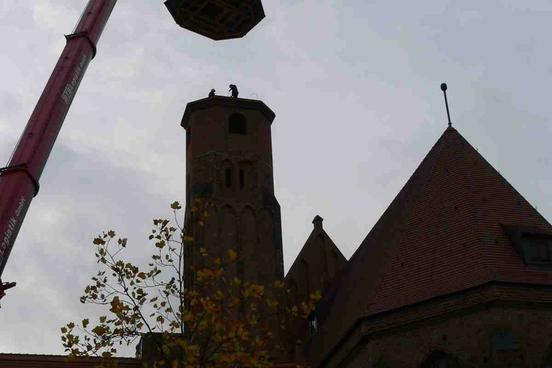 Turmhaube auf den wieder aufgemauerten Glockenturm der St. Paulikirche gesetzt