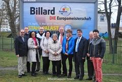 EM-Plakat Veranstalter, Organisatoren und Förderer der EM vor dem Großplakat.