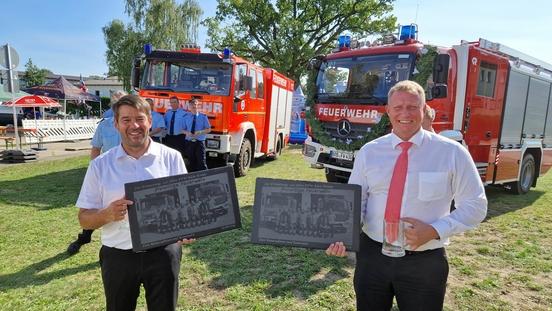 Die FF Klein Kreutz bedankte sich bei guten Partnern, Freunden und Unterstützern mit Gruppenbildern auf Schiefertafeln sowie mit einem Bierkrug.