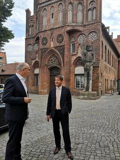 OB Steffen Scheller begrüßt MP Dietmar Woidke vor dem Rathaus
