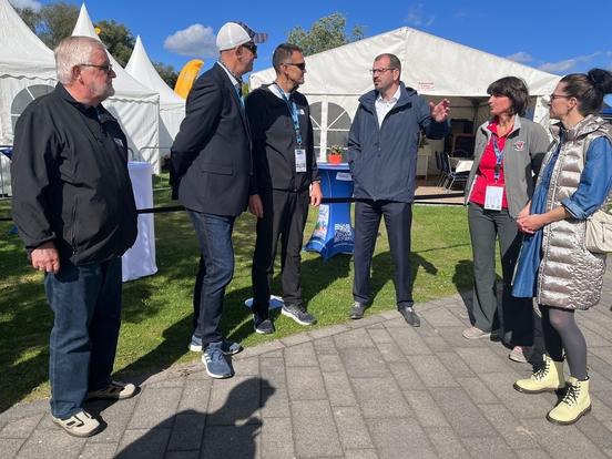 Minister Freiberg mit der Sportbeigeordneten Adel im Gespräch mit WRMR-Organisatoren