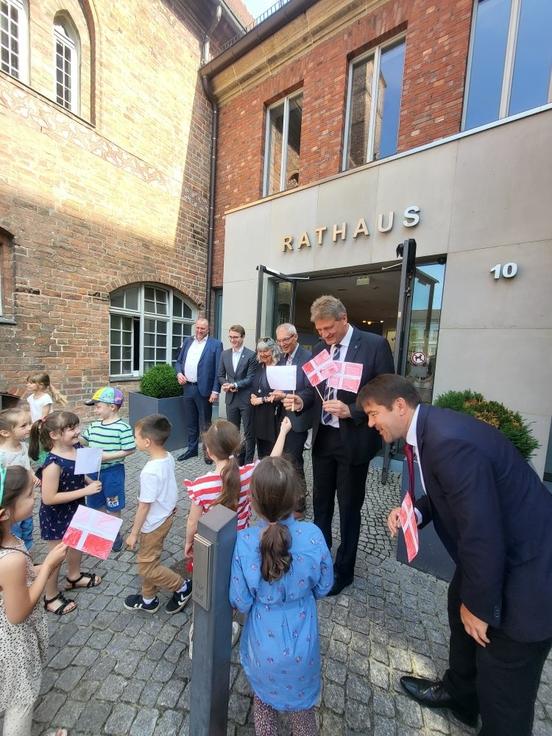 Herzlicher Empfang der dänischen dleegation durch die Kinder der Vorschulgruppe der Kita "Nordmännchen.