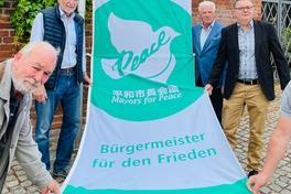 Flagge gegen Atomwaffen gehisst