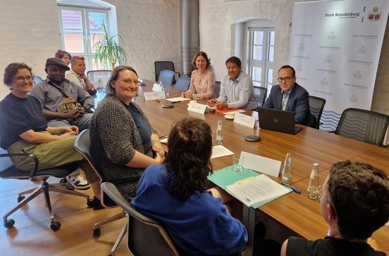 Abgesandte queerer Organisationen im Gespräch mit Oberbürgermeister Steffen Scheller und der Gleichstellungsbeauftragten Jeannette Horn.