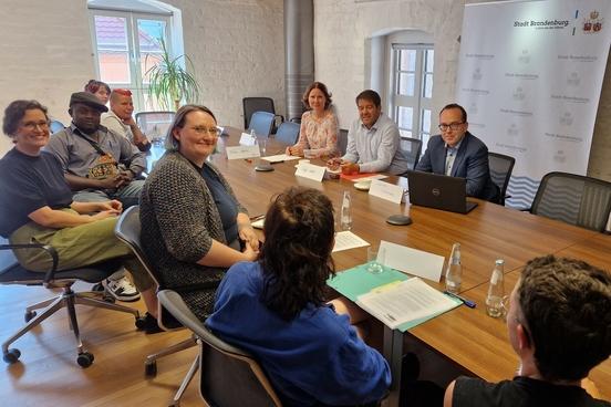 Abgesandte queerer Organisationen im Gespräch mit Oberbürgermeister Steffen Scheller und der Gleichstellungsbeauftragten Jeannette Horn.