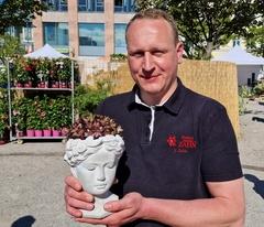 Johannes Zahn vom gleichnamigen Blumenfachhandel präsentiert dekorative Blumendeko.