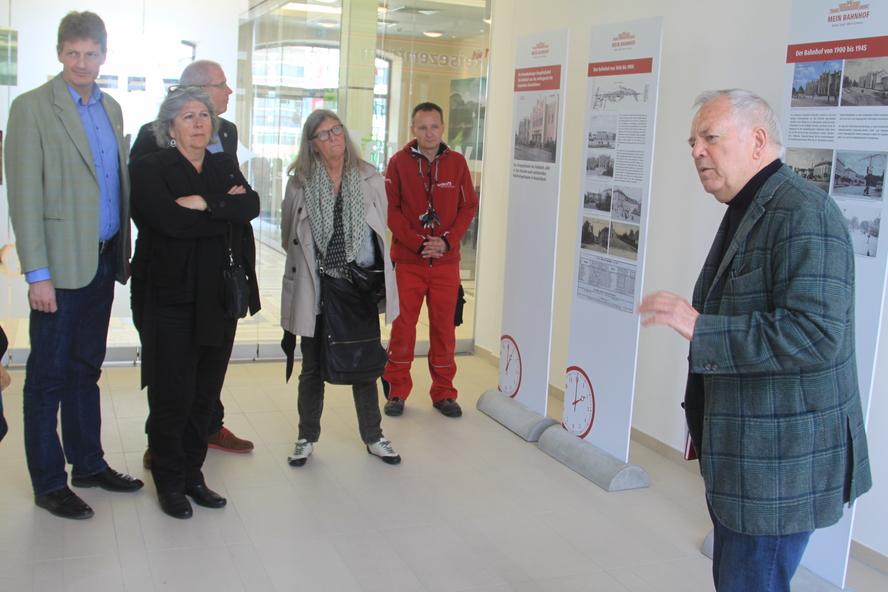 Besichtigung des neuen Hauptbahnhofes Gäste im neuen Bahnhofsgebäude