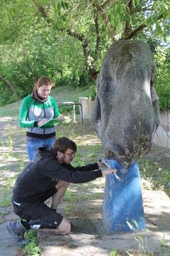 Almuth Escher und Thomas Gdanitz, Masterstudenten der FH Potsdam, untersuchen die "Rangelnden Panther"