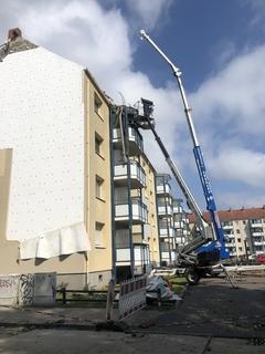 Ein Kran an einem Mehrfamilienhaus in Nord
