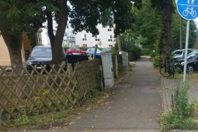 Schmale Wege, viele Autos prägen das Revier.