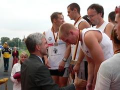 Sportminister Rupprecht gratuliert den Siegern. Sportminister Rupprecht gratuliert den Siegern.