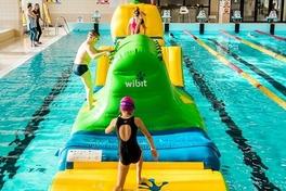 Kinder toben im Marienbad