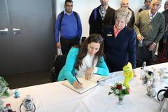 Ihre Königliche Hoheit Basma Bint Ali von Jordanien trägt sich in das Goldene Buch der Stadt Brandenburg an der Havel ein