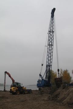 Mit schwerer Technik wird das Erdreich behutsam abgetragen und für die Wiederaufschüttung zwischengelagert. Mit schwerer Technik wird das Erdreich behutsam abgetragen und für die Wiederaufschüttung zwischengelagert.